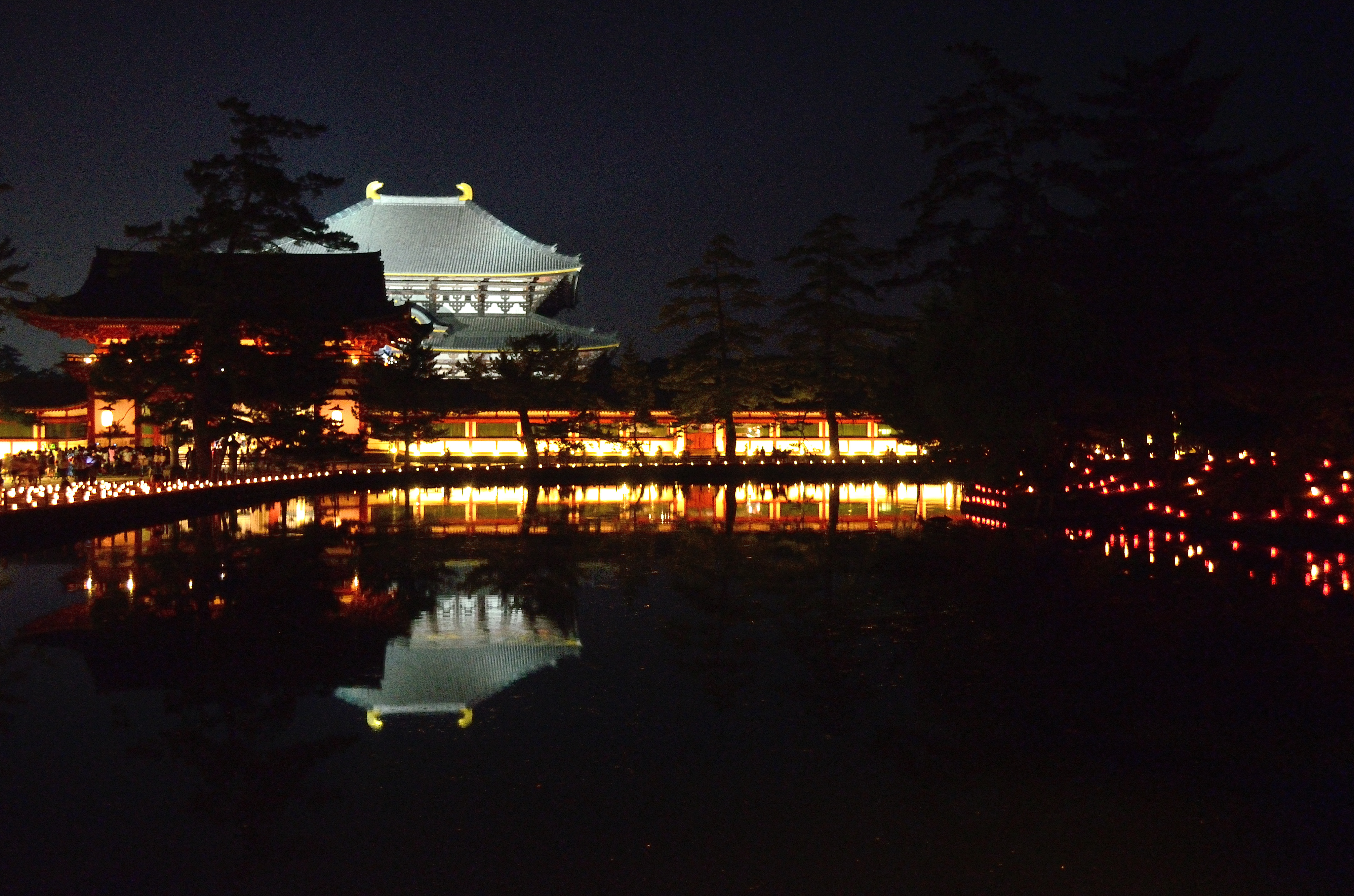 なら燈花会2013　大仏殿と中門を映し出す鏡池