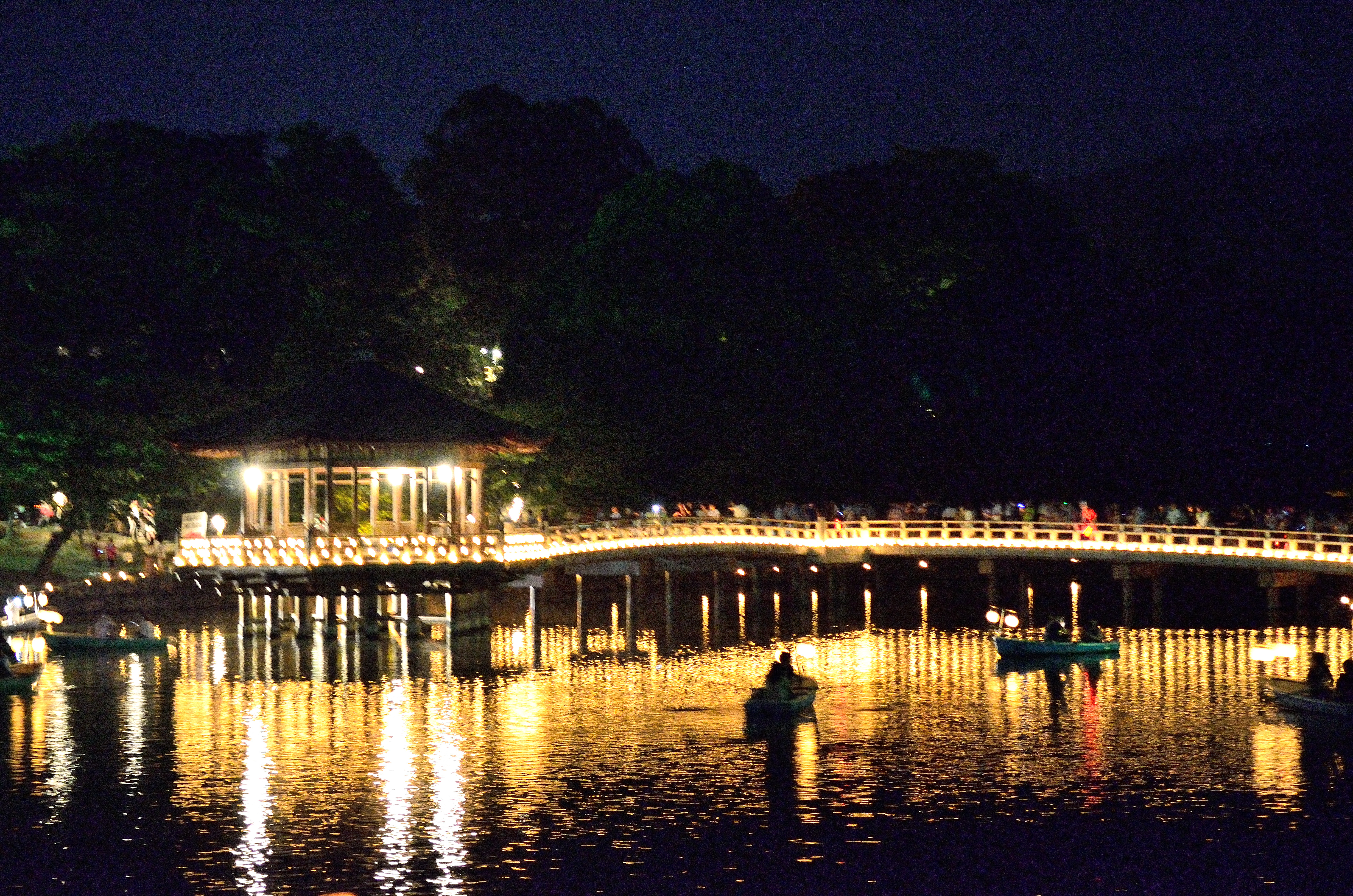 なら燈花会2013　浮見堂と鷲池に浮かぶボート