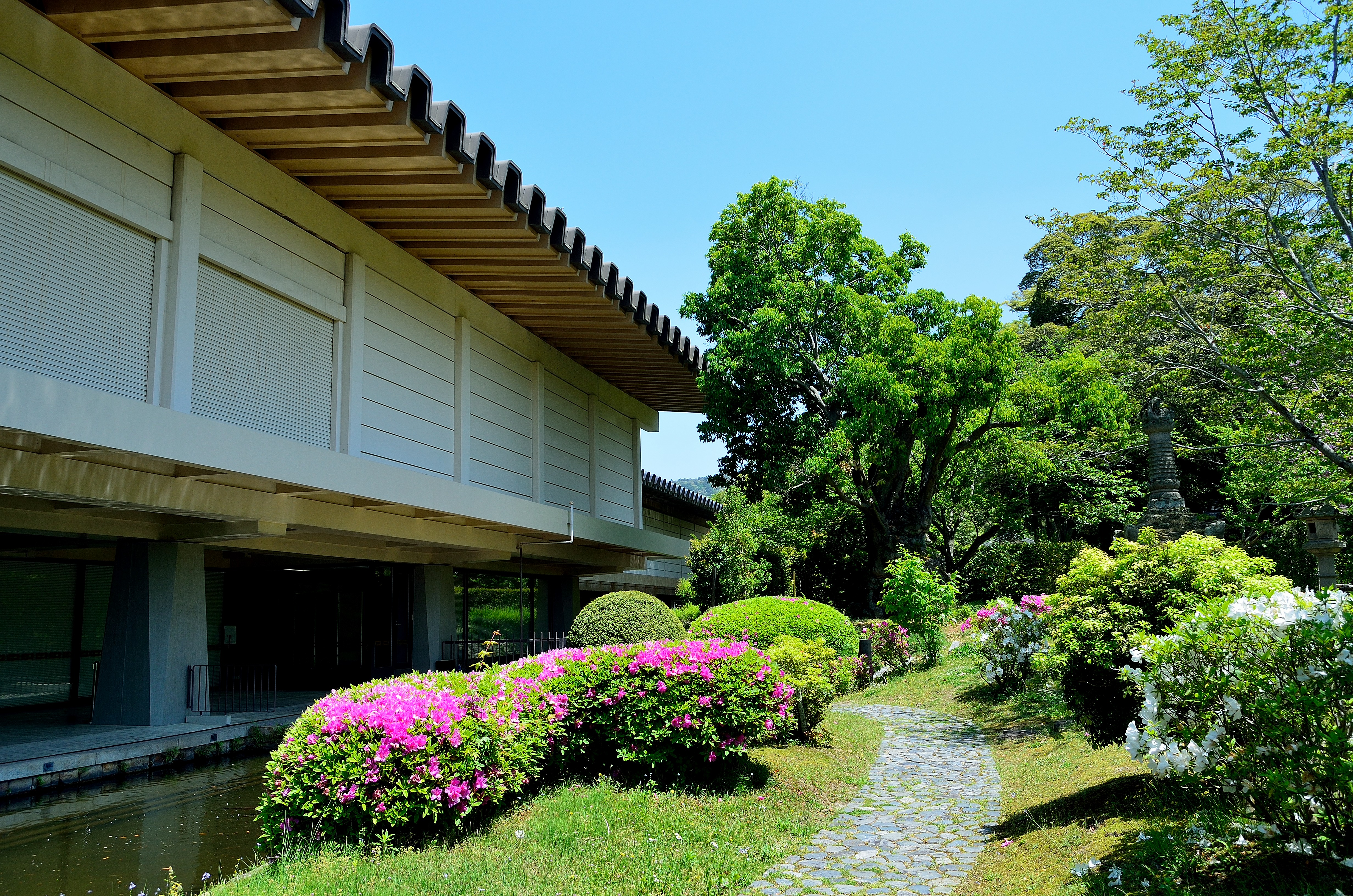 奈良国立博物館　西新館と庭園風景
